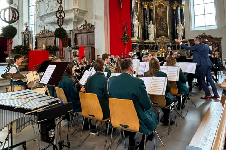 Patrick Hummel dirigierte den Gottesdienst am Palmsonntag 2024 der Ortsmusik Rüediswil in der Pfarrkirche Ruswil
