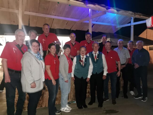 Marianne wurde zur Veteranenehrung von 14 aktiven und ehemaligen Mitglieder der Ortsmusik Rüediswil begleitet.