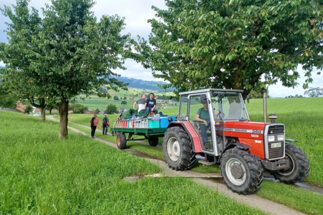 Mit dem Traktor und Anhänger fuhr das OK zum Hasetod im Rüediswiler Wald.