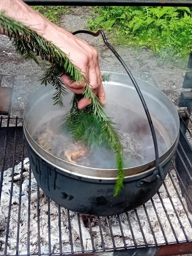 Beim Picknick der Ortsmusik Rüediswil wurde feiner Waldkaffee zubereitet.