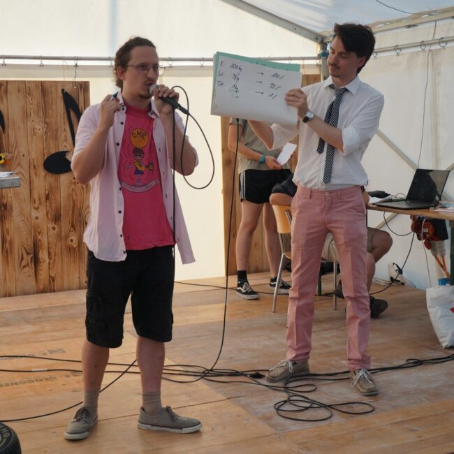 Toni Stäger und Dario Bucheli moderierten das PubQuiz an der Chilbi Rüediswil.