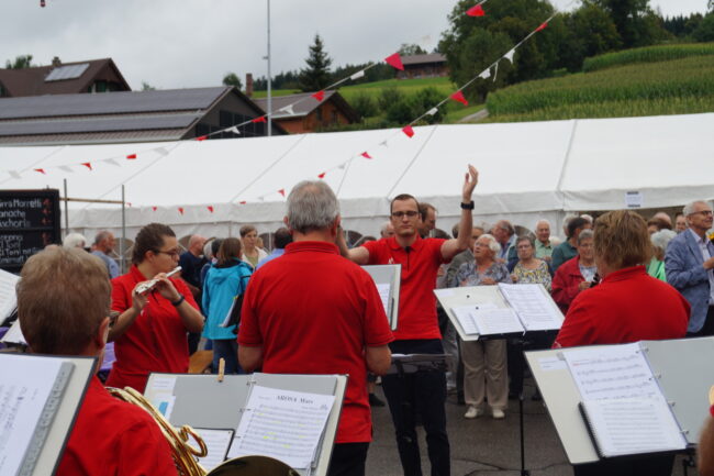 Unter der Leitung von Patrick Hummel spielte die Ortsmusik rassige Märsche.