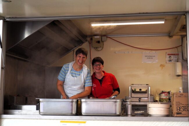 Martina und Daniela verpflegten am Kilbi Sonntag am Grillstand die Gäste