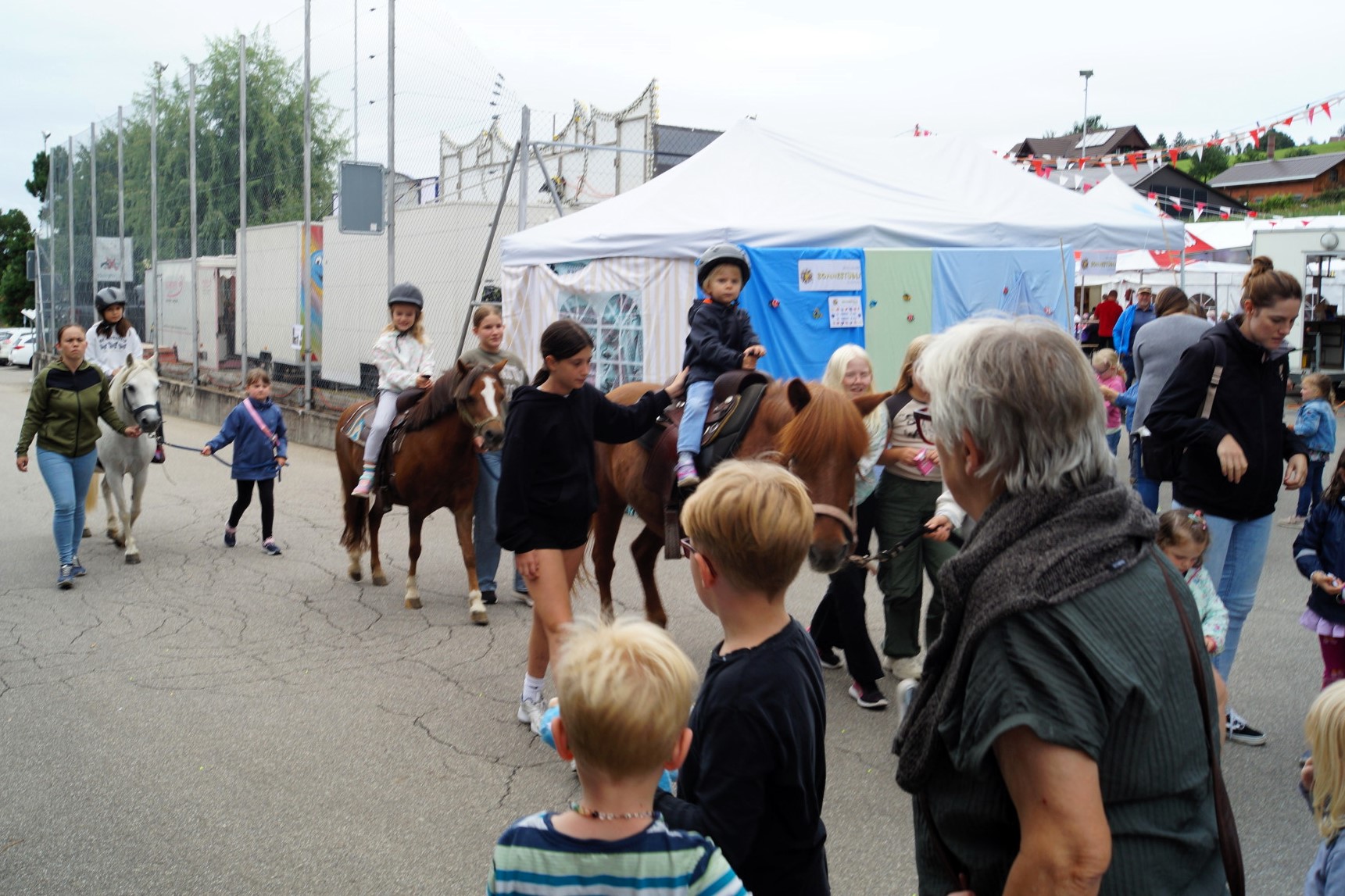 Eva Aregger organisierte am Samstag und Sonntag ein Pony-Reiten sowie die Spielgruppe Rüediswil organisierte das Fischen für die Kleinsten.