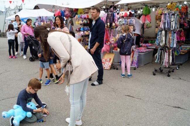 Gross und Klein traf sich beim Marktstand an der Kilbi Rüediswil.