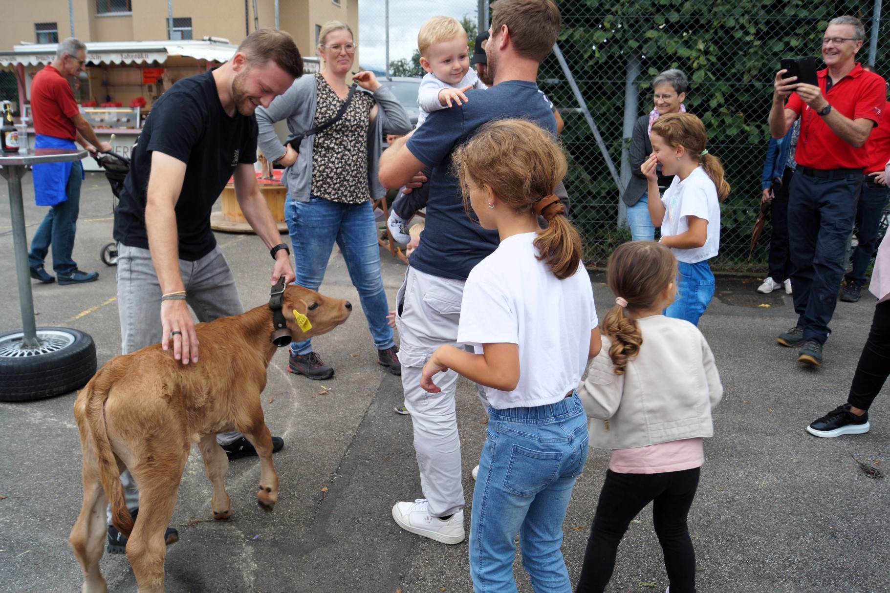 Pirmin Müller mit dem Hauptgewinn des Kuhfladenbingos dem Stierenkalbs Bingo.