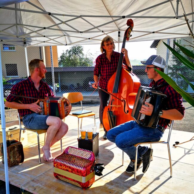 Die Familienkapelle Schattsite-Seesicht verbreitete eine urchige Stimmung.