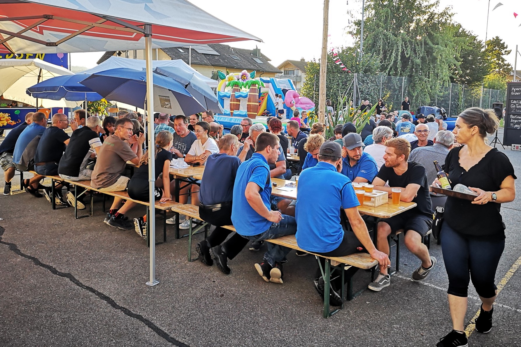 Vor dem Festzelt der Kilbi Rüediswil 2024 waren die Tische gut gefüllt.