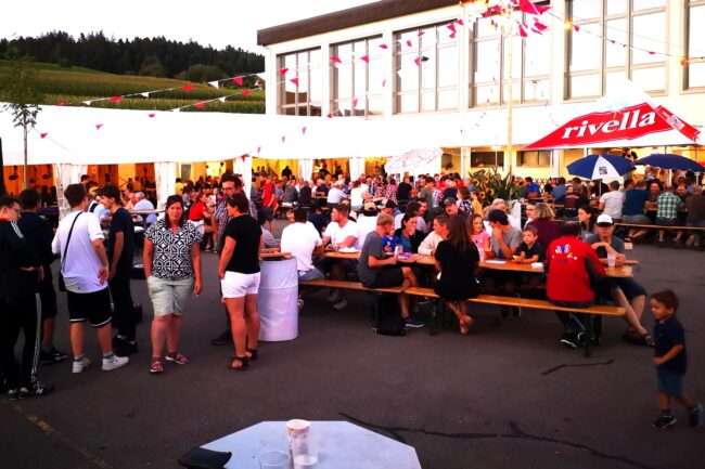 Bei angenehmen Temperaturen genossen die Leute das Fürobebier am Freitagabend auf dem Schulhausplatz Rüediswil.