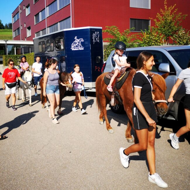 Am Samstag und Sonntag organisierte Eva Aregger wieder das beliebte Pony-Reiten.