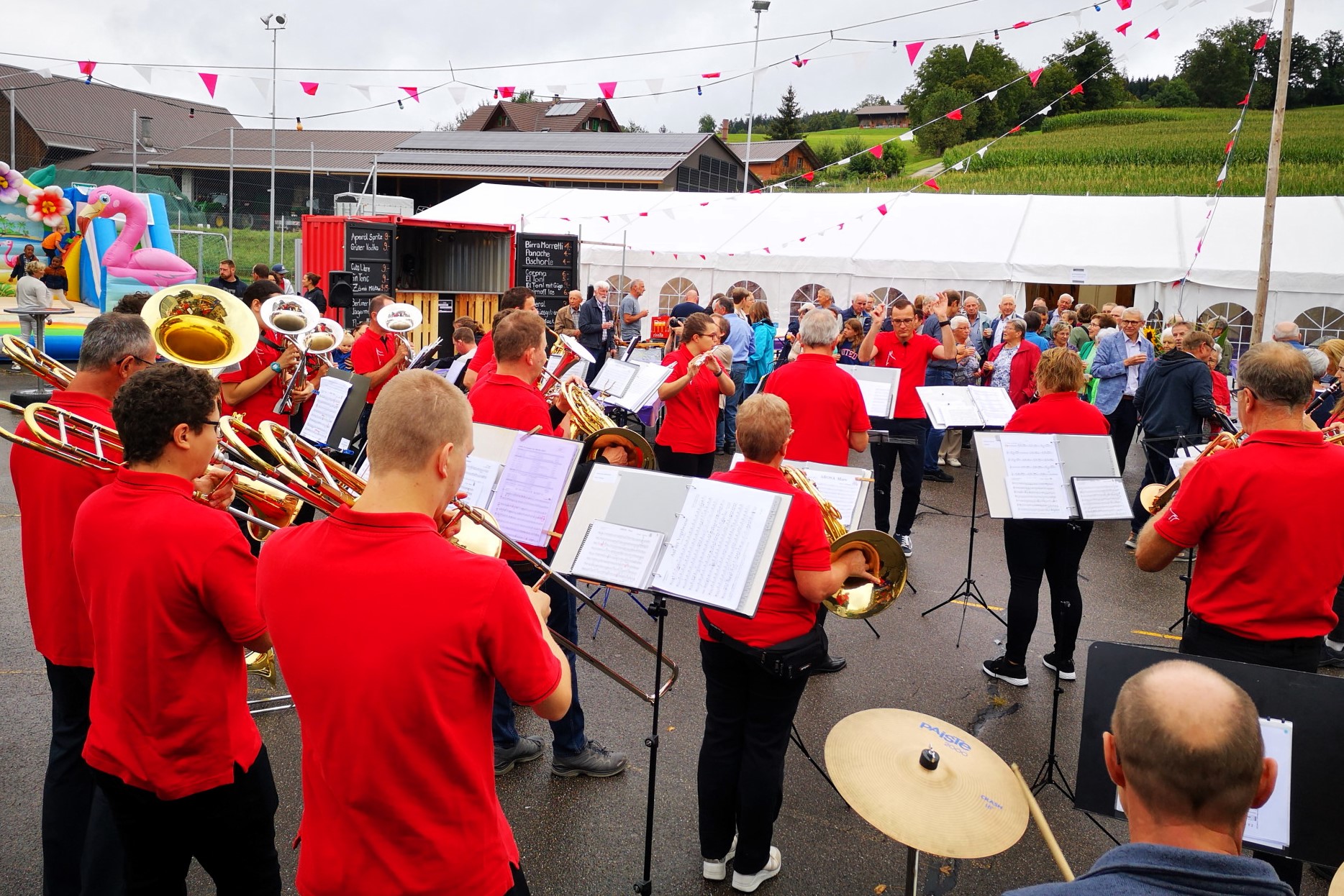 Am Kilbi-Sonntag um 11.00 Uhr spielte die Ortsmusik Rüediswil zum Apéro.