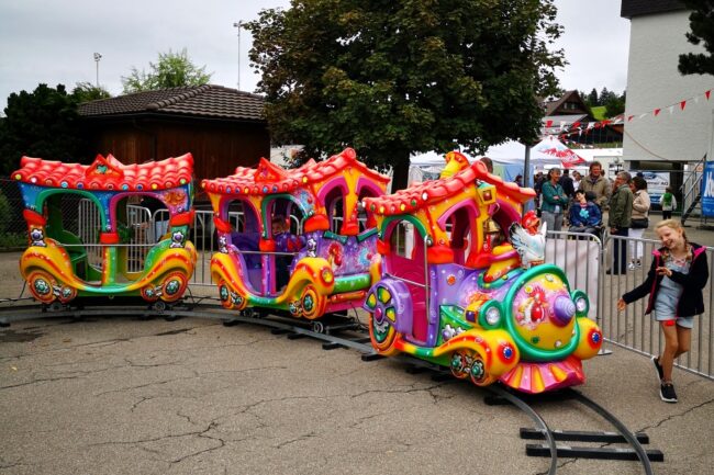 An der Chilbi Rüediswil 2024 lockte erstmals eine Kindereisenbahn zum Vergnügen ein.
