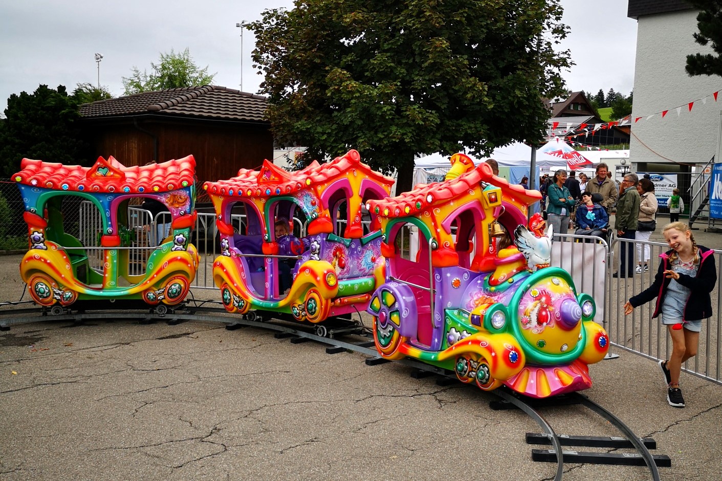 An der Chilbi Rüediswil 2024 lockte erstmals eine Kindereisenbahn zum Vergnügen ein.