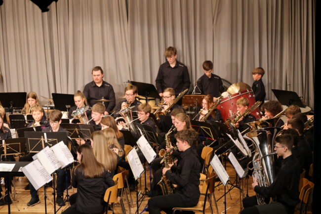 Die Jungmusik Rottal eröffnete das Jahreskonzert 2024 der Ortsmusik Rüediswil am Sonntag. 10. November