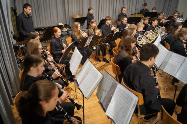 Die Jungmusik Rottal eröffnete das Jahreskonzert der Ortsmusik Rüediswil im Pfarreiheim