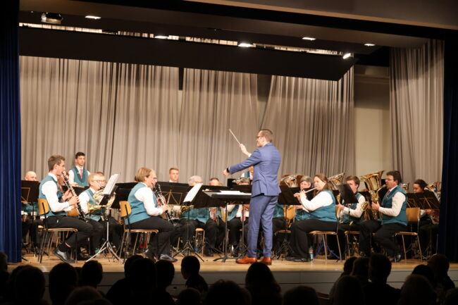 Mit Funky-Jubilee eröffnete die Ortsmusik Rüediswil unter der Leitung von Patrick Hummel ihr Jahreskonzert 2024.