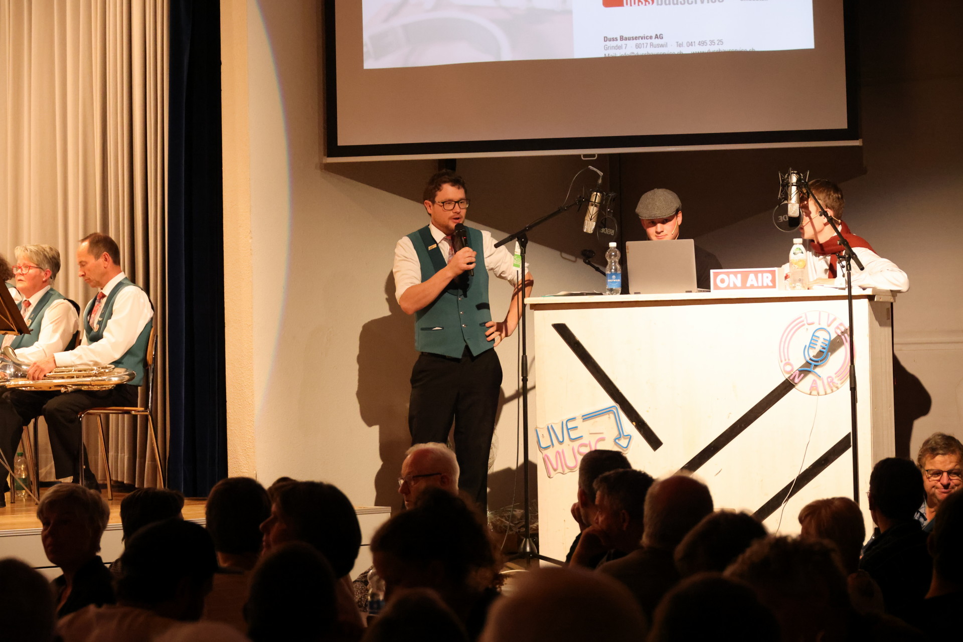 Die Konzertansprache des Ortsmusik Präsidenten Lukas Bieri war diesmal in Form eines Interviews.