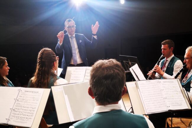 Patrick Hummel dirigiert die Ortsmusik Rüediswil Konzerte 2024