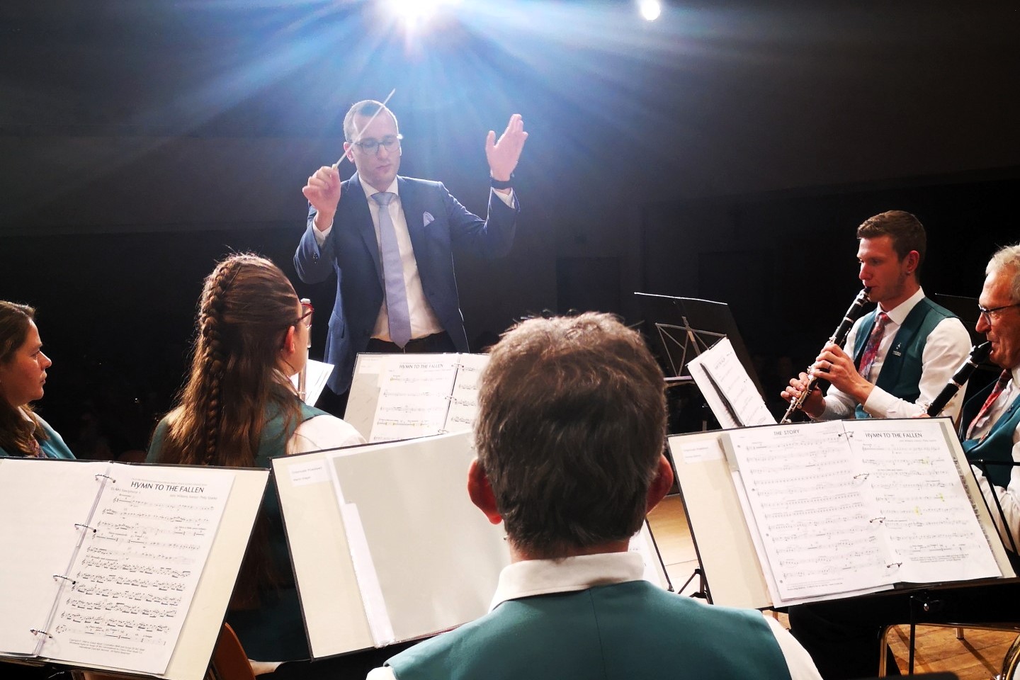 Patrick Hummel dirigiert die Ortsmusik Rüediswil Konzerte 2024