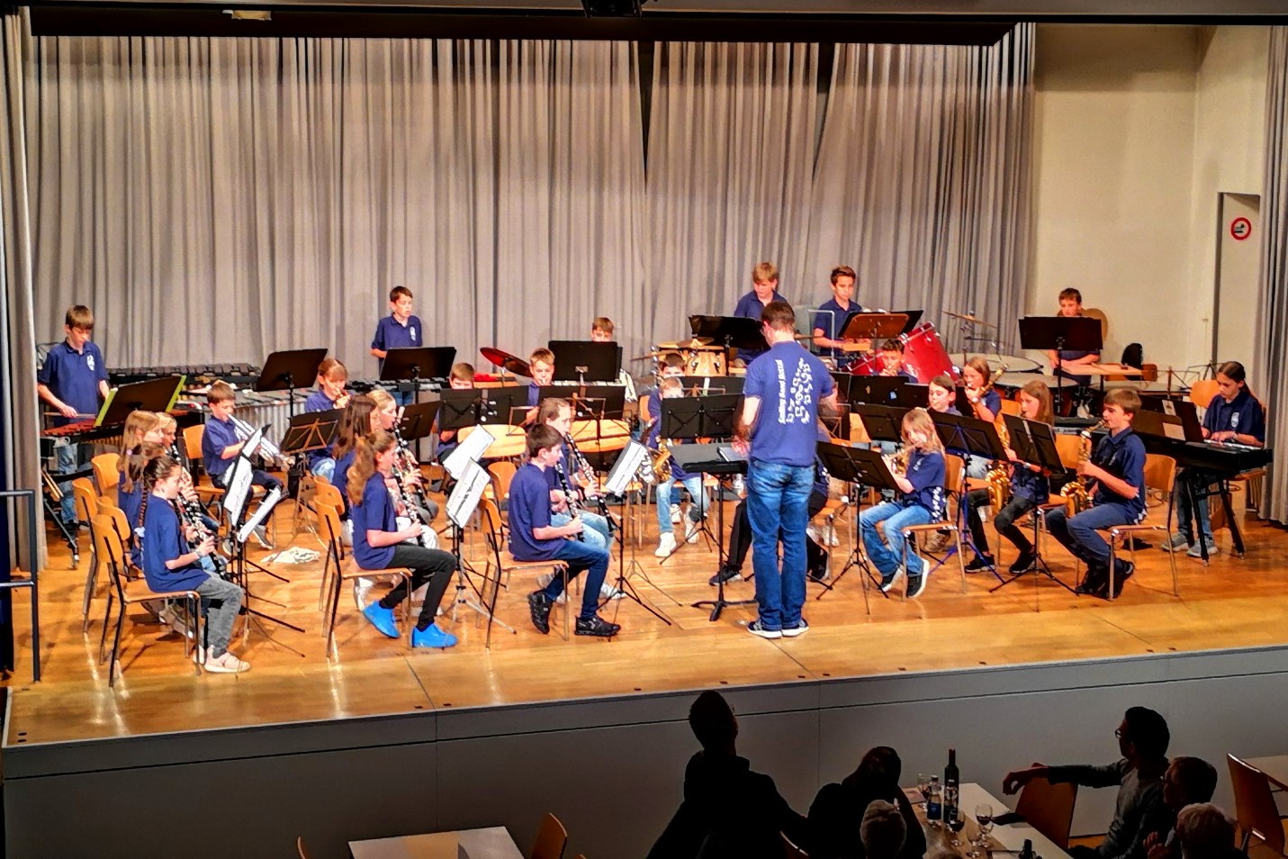 Unter der Leitung von Martial Kuhn eröffnet die Smiling Band Rottal der Event der Ortsmusik Rüediswil.