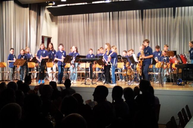 Grosser Applaus für die Smiling Band Rottal bei der Eröffnung des Samstags-Konzerts der Ortsmusik Rüediswil