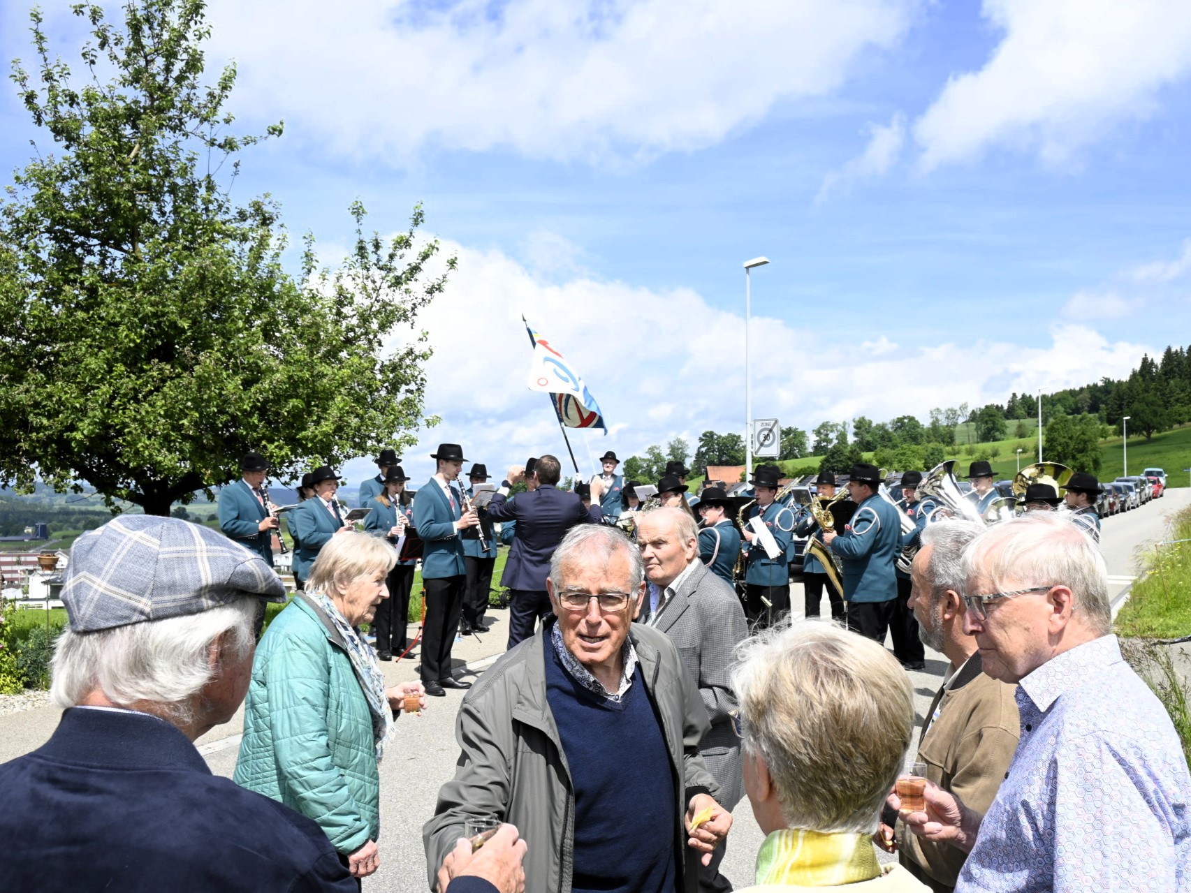 Zufriedene Gesichter beim Apéro an Auffahrt bei der Aesch Kapelle