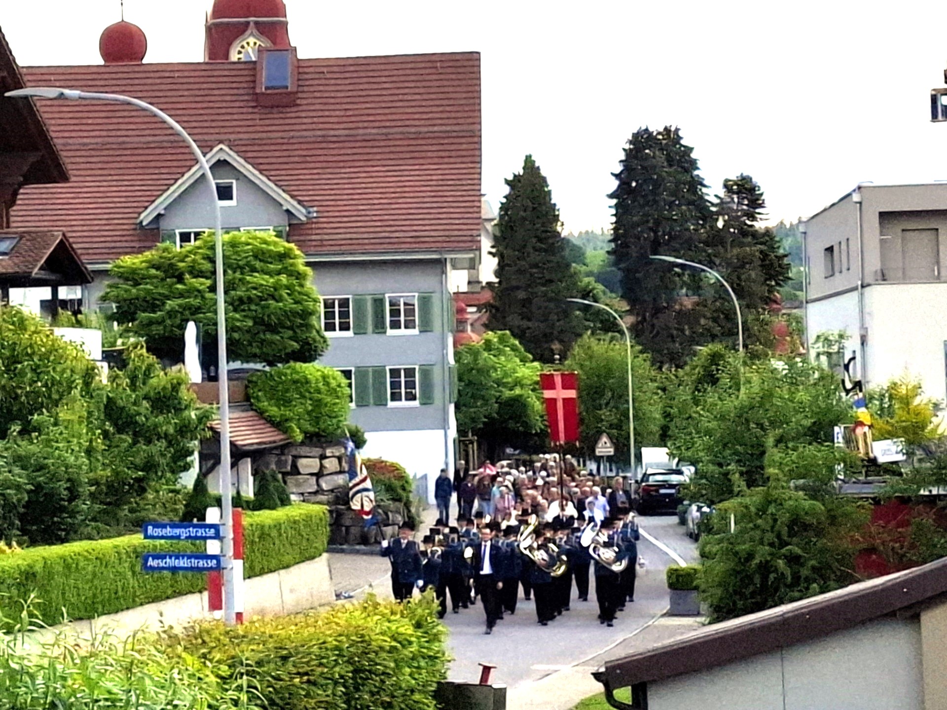 Die Ortsmusik Rüediswil vor dem alten Schulhaus in Richtung Aesch Kapelle.