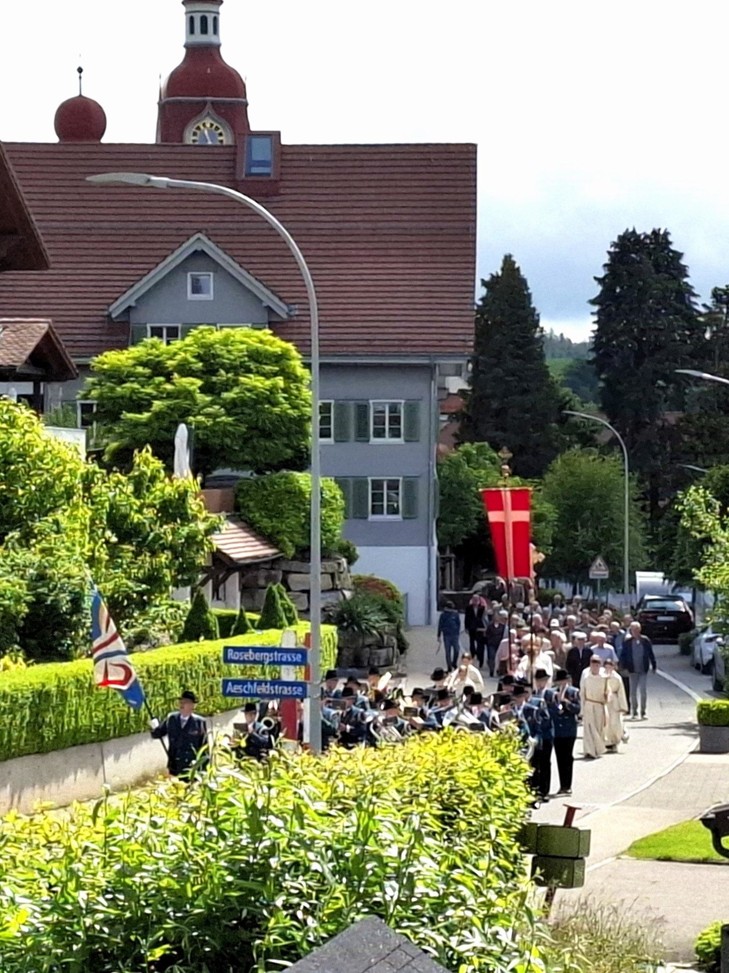 Auffahrtsprozession 2025 begleitet von der Ortsmusik Rüediswil von der Pfarrkirche Ruswil zur Kapelle im Aesch.