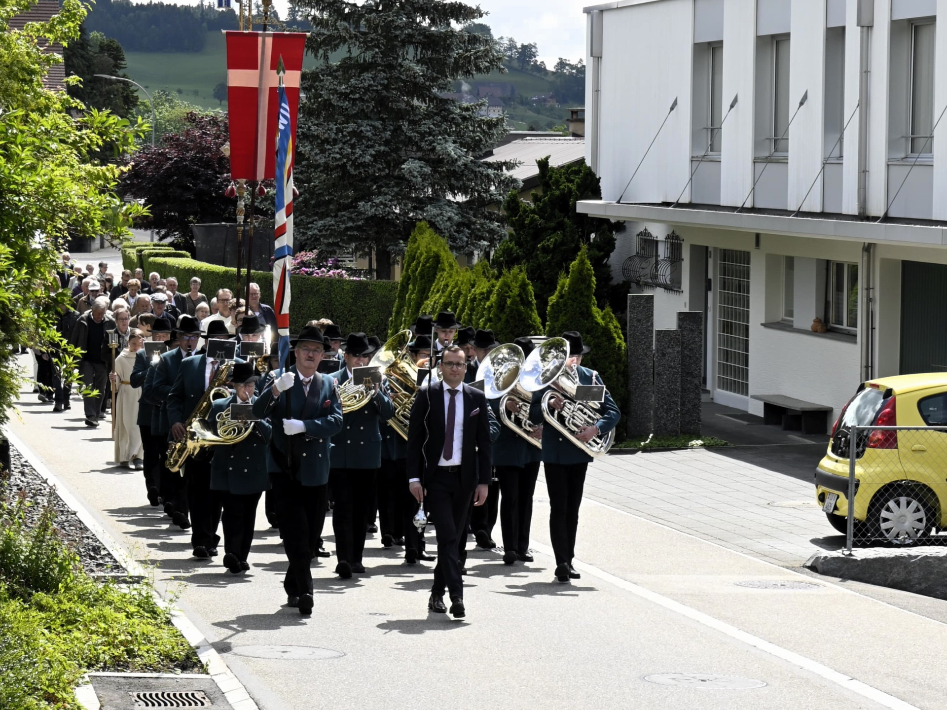 Direktor Patrick Hummel und der neue Fähnrich Erwin Stalder schreiten der Musik voran.