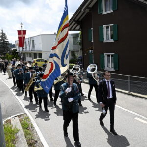 Auffahrtsprozession 2025 begleitet von der Ortsmusik Rüediswil von der Pfarrkirche Ruswil zur Kapelle im Aesch.