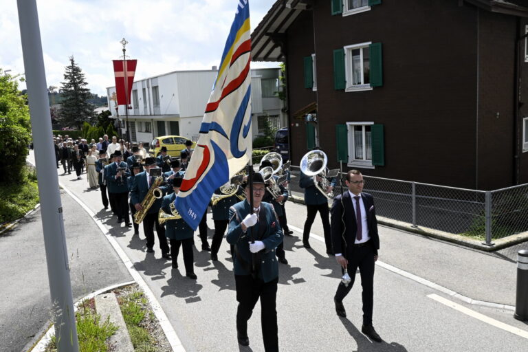 Auffahrtsprozession 2025 begleitet von der Ortsmusik Rüediswil von der Pfarrkirche Ruswil zur Kapelle im Aesch.