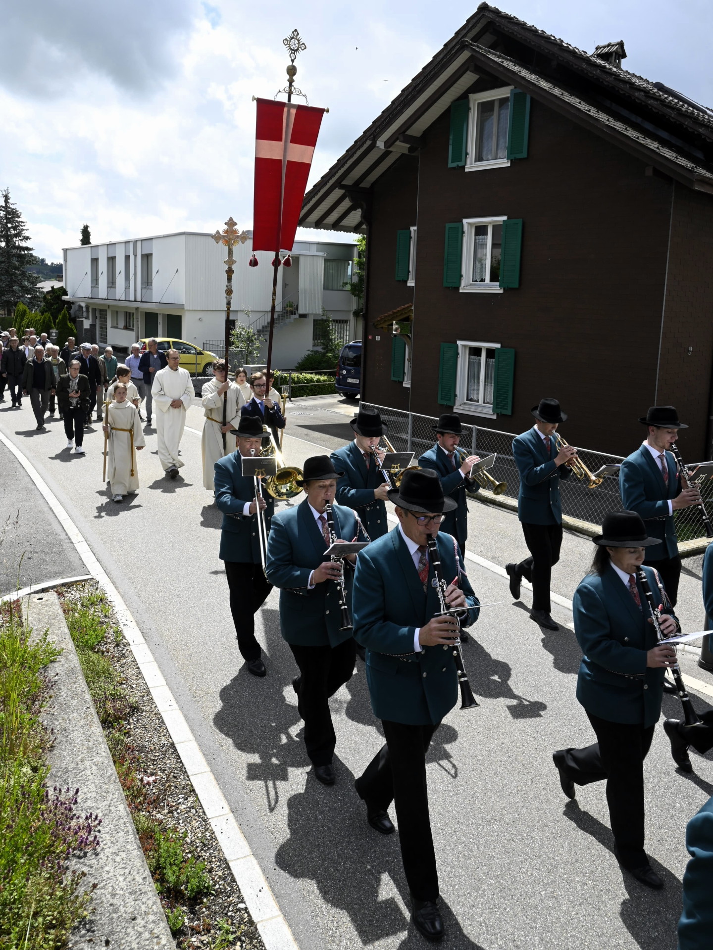 Auffahrtsprozession 2025 begleitet von der Ortsmusik Rüediswil von der Pfarrkirche Ruswil zur Kapelle im Aesch.