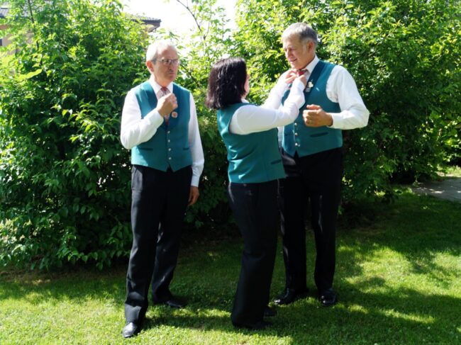 Die Veteranen der Ortsmusik Rüediswil machen sich flott für ein Foto