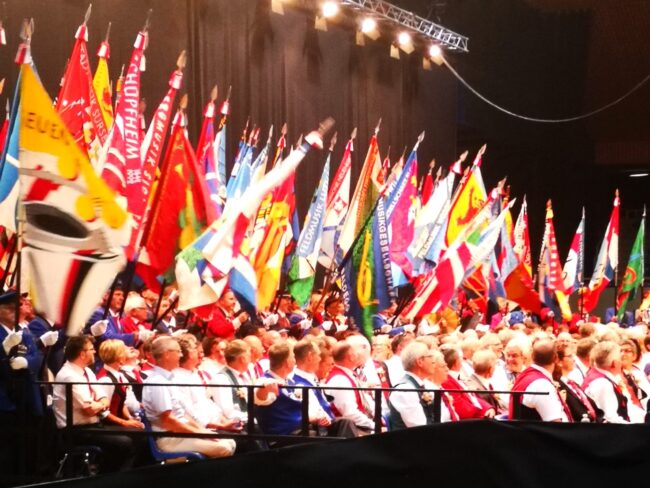 Die Veteranen der Ortsmusik unter den Jubilaren im schwingenden Fahnenmeer.