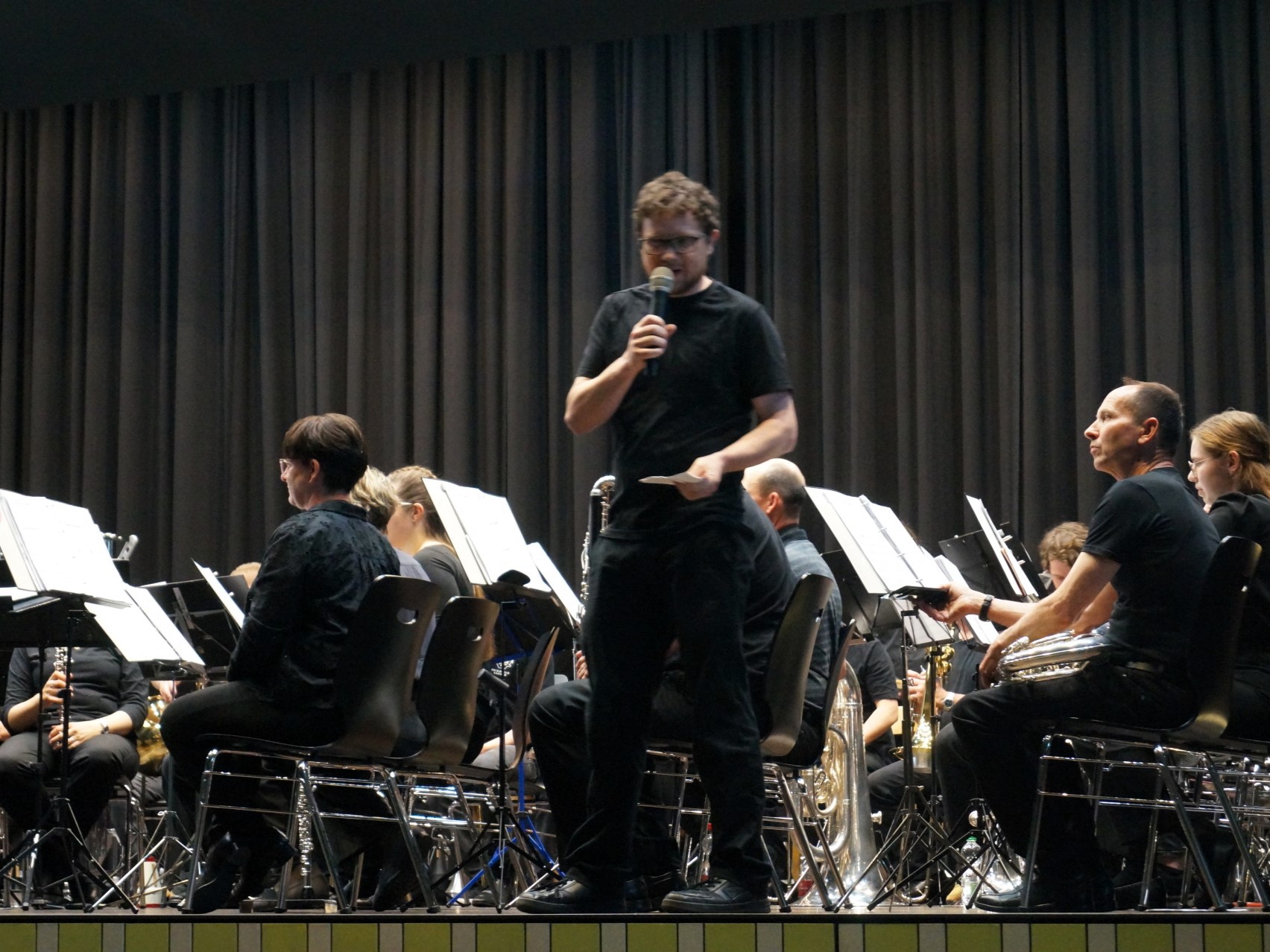 Der Präsident der Ortsmusik Rüediswil Lukas Bieri begrüsste das interessierte Publikum und sagte gleich die Stücke an.