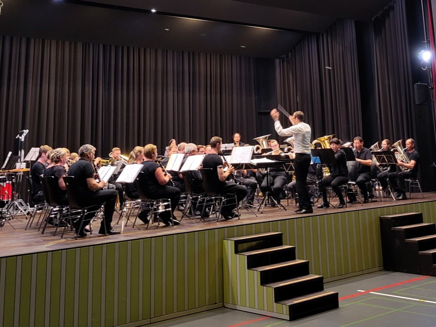 Die Ortsmusik Rüediswil unter der Leitung von Patrick Hummel spielt am Vorbereitungskonzert in St. Erhard