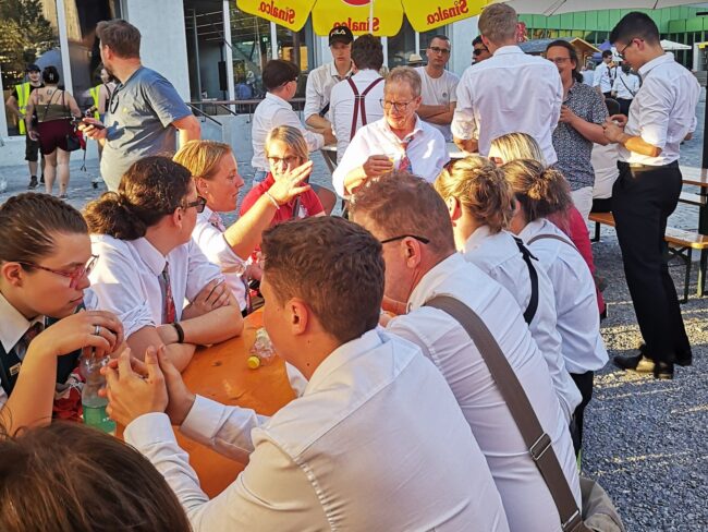 Nach dem Auftritt am Musigfäscht Soorsi genossen die Ortsmusikanten:innen die tolle Atmosphäre.