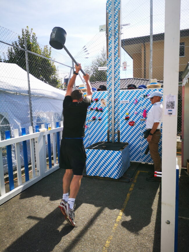 Hau den Lukas an der Chilbi rüediswil forderte den Mann/die Frau.