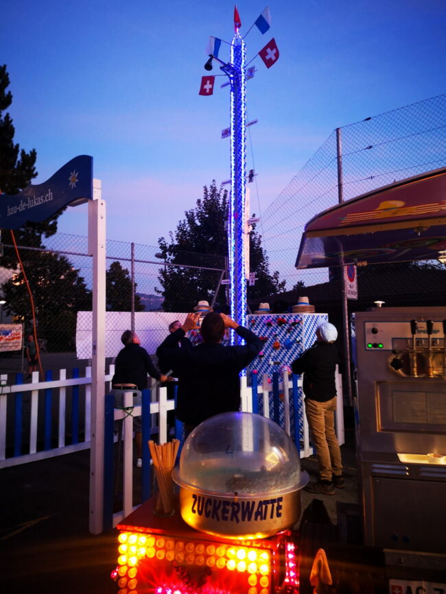 Bunte Beleuchtung am Abend an der Chilbi Rüediswil 2025.