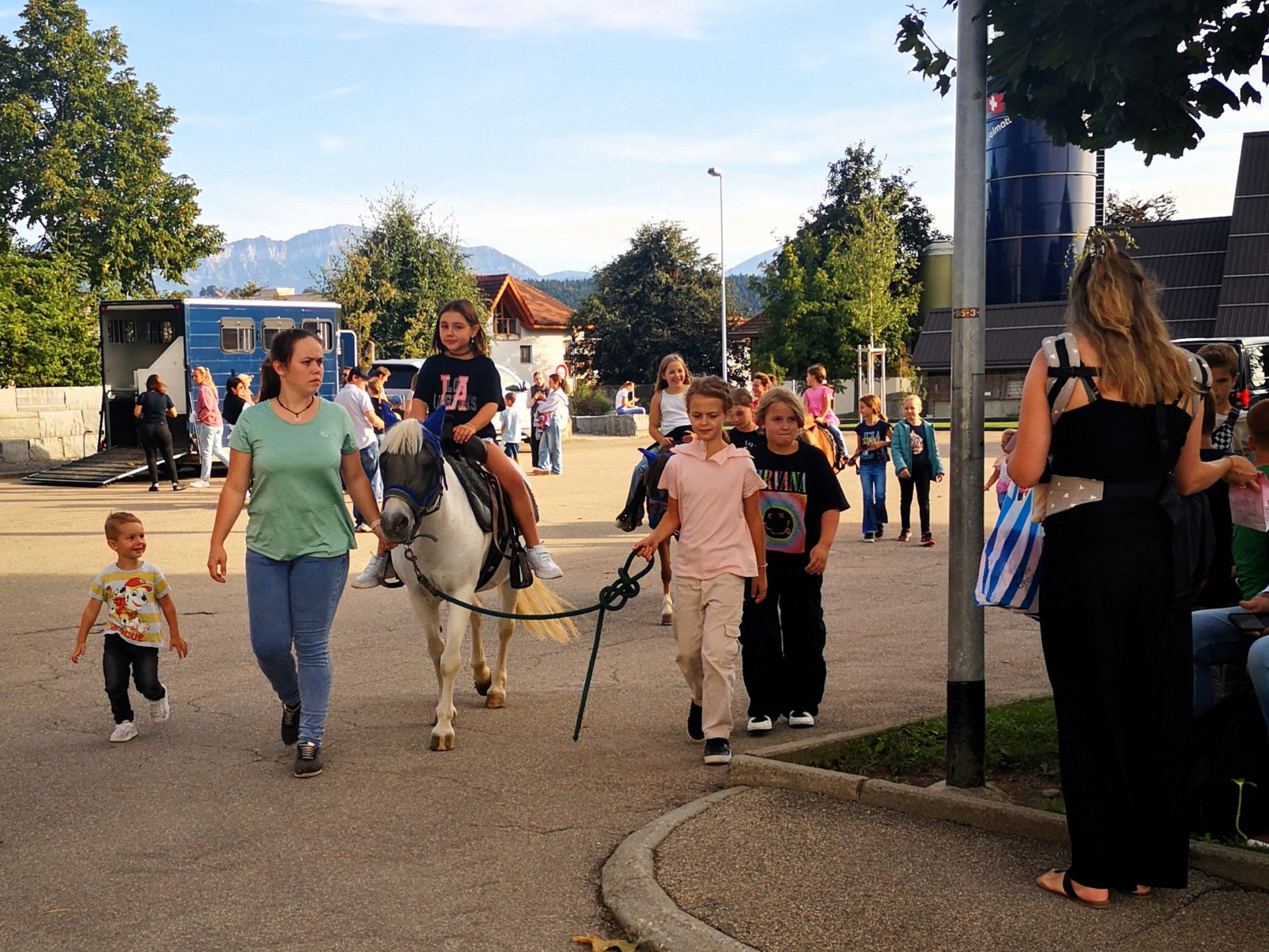 Die Ortsmusik organisierte die Chilbi Rüediswil 2025. Die Kinder vergnügten sich beim Ponyreiten