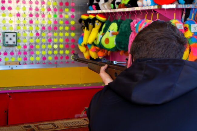 Die Ortsmusik organisierte die Chilbi Rüediswil 2025. Die Schiessbude verlangte Treffsicherheit.