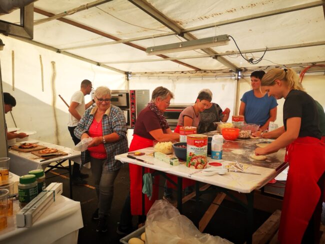 Hochbetrieb herrscht in der Pizzastube an der Kilbi Rüediswil.