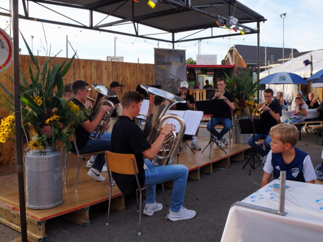 Das "Sixtett Vivace" spielte auf der Freiluftbühne an der Kilbi Rüediswil 2025.