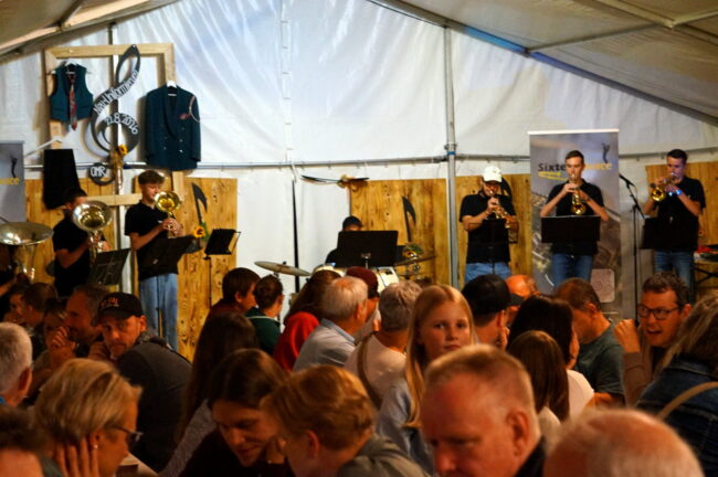 Das "Sixtett Vivace" spielte auch im Festzelt an der Chilbi 2025 beim Schulhaus Rüediswil .