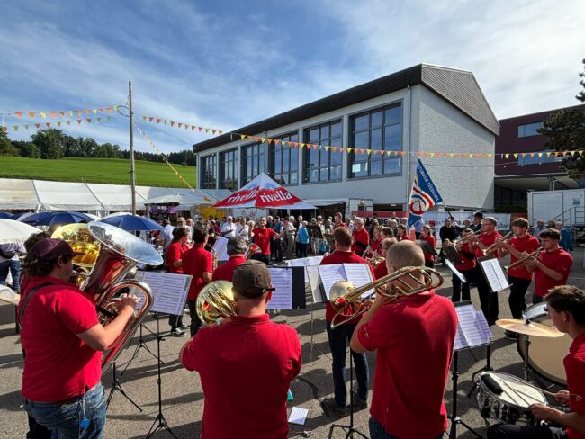 Die Ortsmusik Rüediswil spielte am Sonntag, 7. September 2025 ein Ständli am Kilbisonntag.