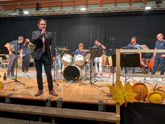Den fulminanten Schlusspunkt setzte schliesslich die PowerBand „Brässbänd IX„, die mit poppigen Klängen für ausgelassene Stimmung bis zum Schluss sorgte.