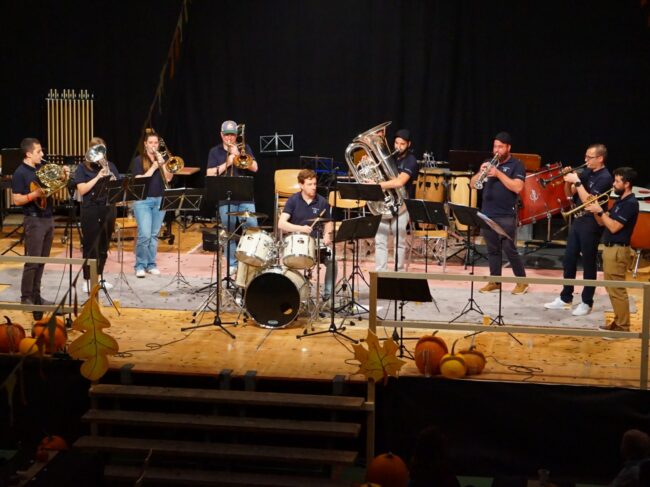Den Schlusspunkt des Herbstfest der Blasmusik setzte schliesslich die PowerBand „Brässbänd IX„.