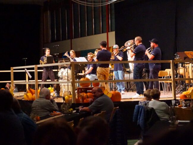 Den fulminanten Schlusspunkt des Herbstfests 2025 setzte «brassbänd IX», die mit poppigen Klängen für ordentlich Stimmung sorgten.