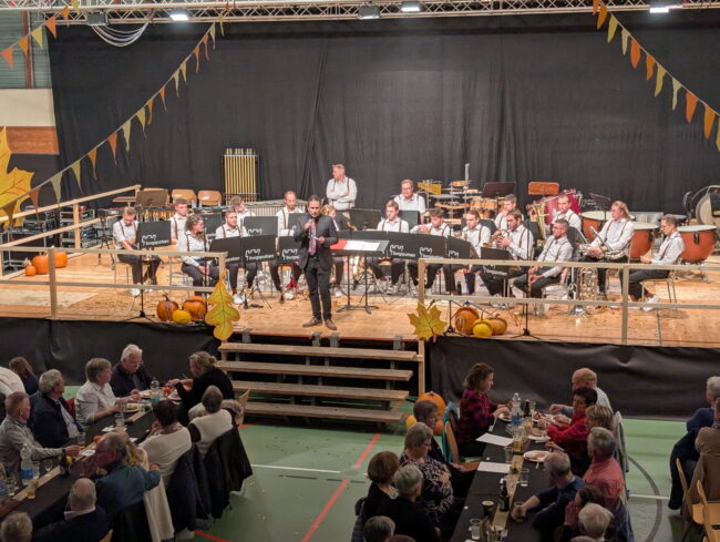 Anton Stäger begrüsste die «Burgspatzen » aus Grosswangen am Herbstfest 2025 in der Mehrzweckhalle Ruswil
