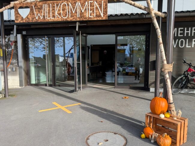 300 Kürbisse und orange Blätter verpassten der Mehrzweckhalle Ruswil am Freitag, 31. Oktober 2025 eine herbstliche Note.